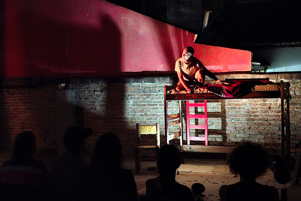 comounleon2-1 "Como un león" en el patio